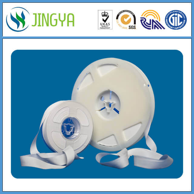 Nonwoven cleaning roll wiper